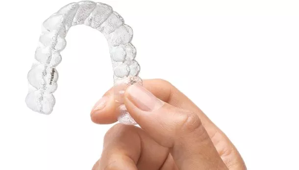 Transparente Aligner als moderne, fast unsichtbare Zahnspange – Kieferorthopädische Grundversorgung in der ACC Zahnklinik Basel